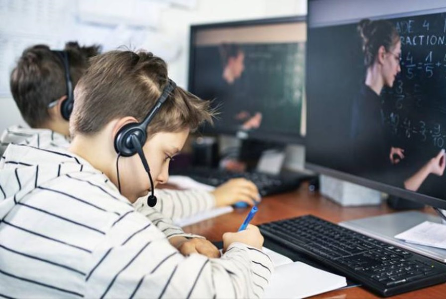 Imagen de adolescentes utilizando audífonos frente a sus computadores en clases online/ Fuente: El País.