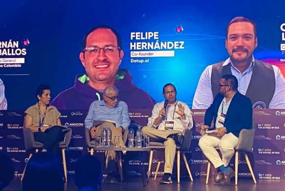 Foto de invitados expertos en Tecnología dónde interviene Felipe Hernández, Director Co-founder durante congreso de ANDICOM.