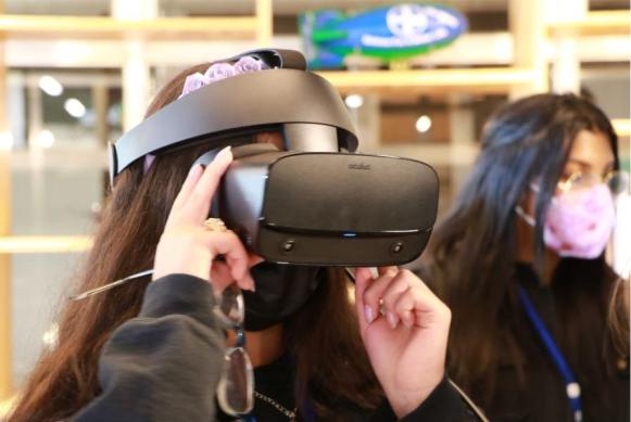 Mujer joven usando gafas 3D de realidad virtual /Fuente: Instituto Interamericano de Cooperación para la Agricultura. 