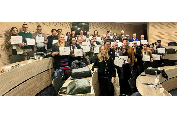 Foto de lideres TIC en capacitación de Inteligencia Artificial