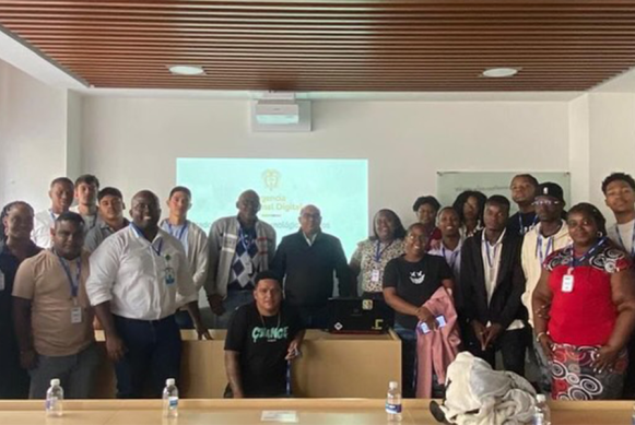 Estudiantes de la U. del Pacífico visitaron la AND y conocieron su plataforma.