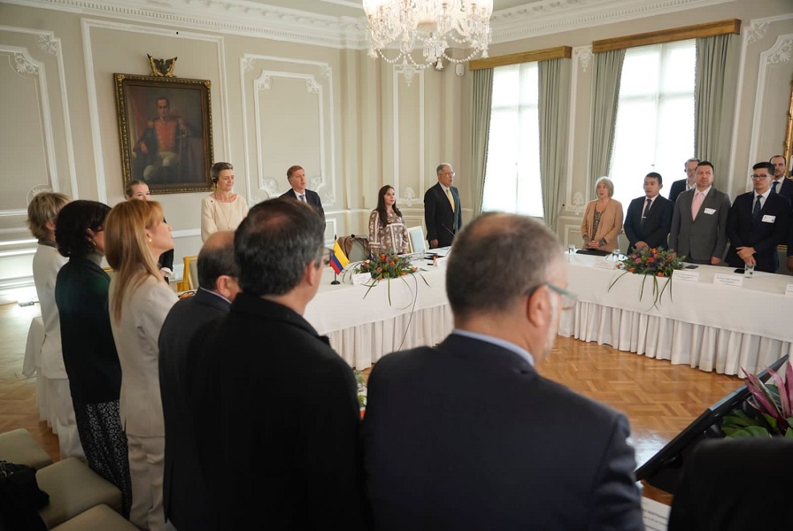 Fotografía de encuentro entre miembros de MinTic y delegados de la Unión Europea.