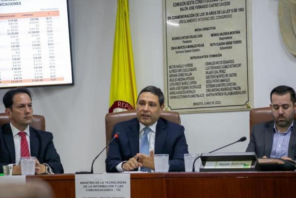 Imagen del Ministro TIC, Mauricio Lizcano interviniendo ante la Comisión VI de la Cámara de Representantes, junto a dos funcionarios.