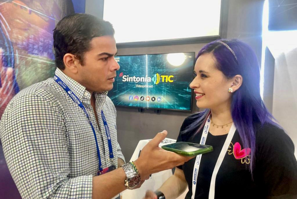 Foto de periodista del equipo de Comunicaciones Agencia Nacional Digital, entrevistando con su celular a Sindey Carolina Bernal Villamarín, Viceministra de Transformación Digital.